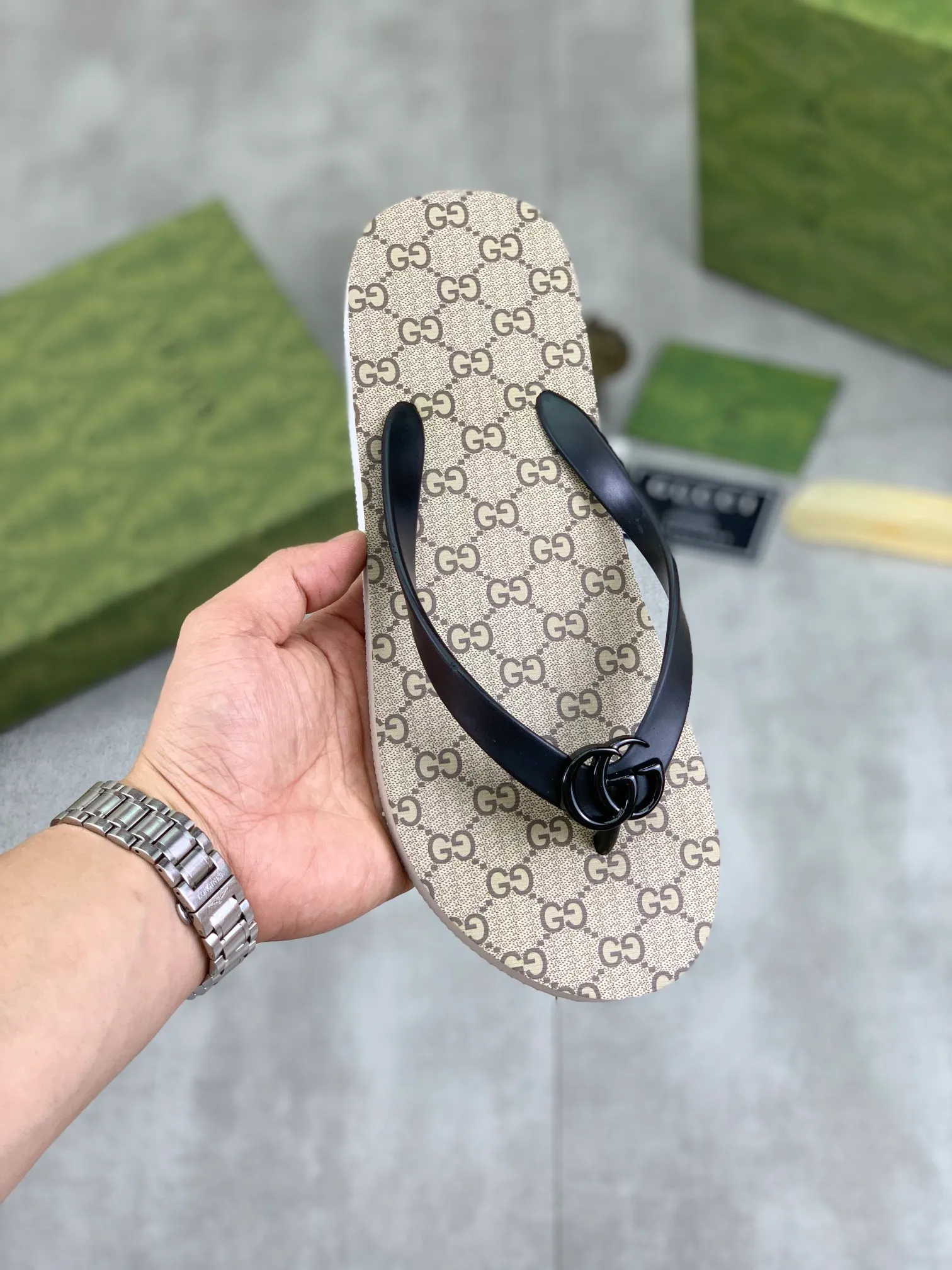 Men's men's shoes 💰P220💰【New style】🆘【GUCCI】Official website's popular Gucci adult couple 🧑‍🤝‍🧑 style, children's flip-flops are on sale at the counter simultaneously! Original fabric imported from Italy. Original bottom provided by the original factory. Size: Adult 36-45. Children’s size: 30-37. Multiple colors available.